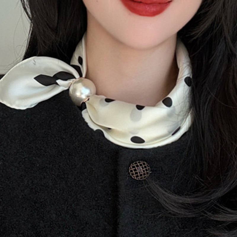 ✨Limited stock available, don’t miss out!🎉No-Tie Magnetic Pearl Clasp Soft Scarf
