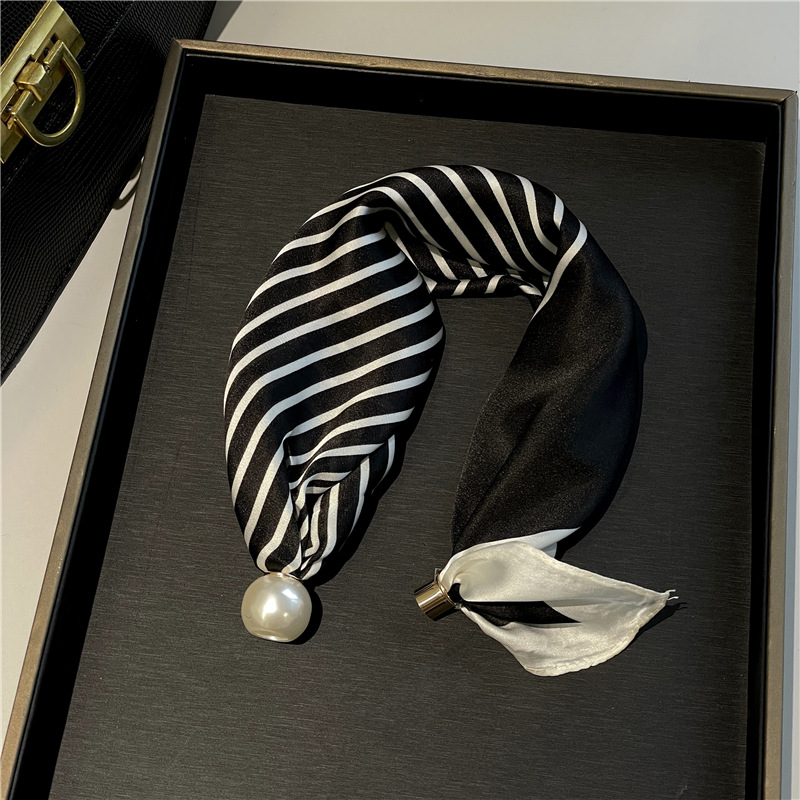 ✨Limited stock available, don’t miss out!🎉No-Tie Magnetic Pearl Clasp Soft Scarf