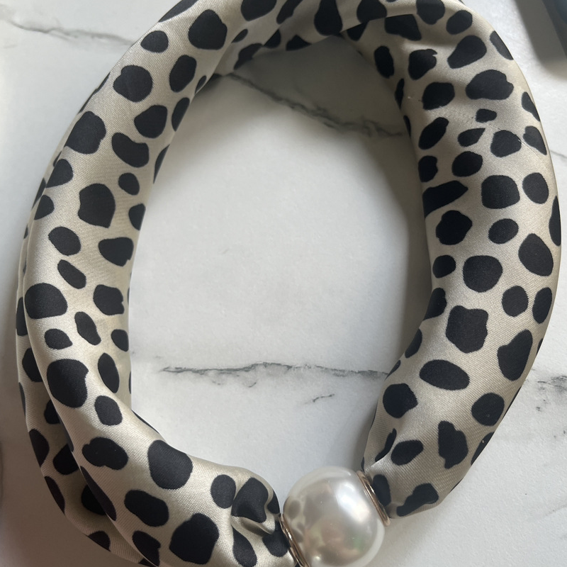 ✨Limited stock available, don’t miss out!🎉No-Tie Magnetic Pearl Clasp Soft Scarf
