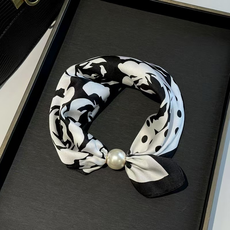 ✨Limited stock available, don’t miss out!🎉No-Tie Magnetic Pearl Clasp Soft Scarf